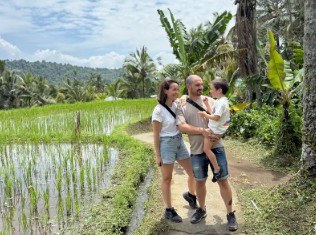 Mariangels y familia paseando entre arrozales